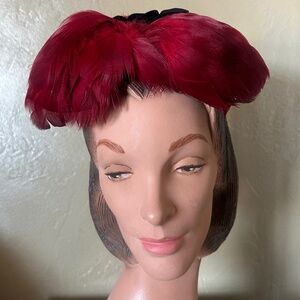 ELEGANT 1950s' BLACK VELOUR FELT COCKTAIL HAT WITH RED FEATHER TRIM